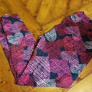 LuLaRoe heart leggings red and pink on black
